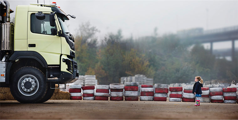 Die Volvo Truck Live Tests kommen wieder! Volvo-truck-live-test-look-whos-driving 