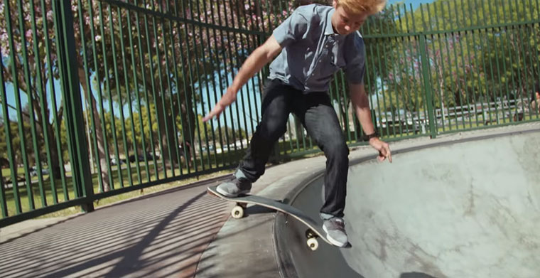 Tony Hawk und das Pappe-Skateboard cardboard-skateboard 