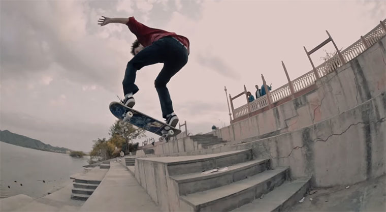 Skateboarden beim Holi Festival in Indien The-Rajput-Ride