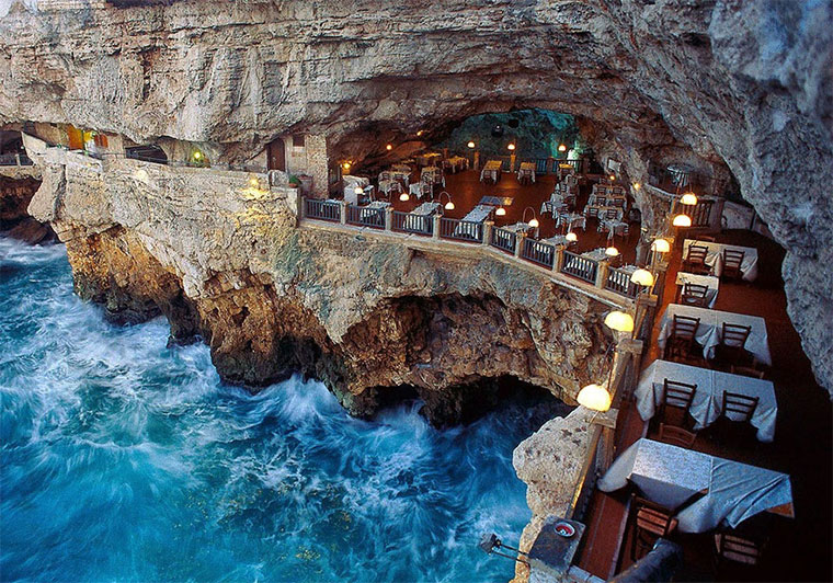 Wunderschönes Restaurant in einer Höhle