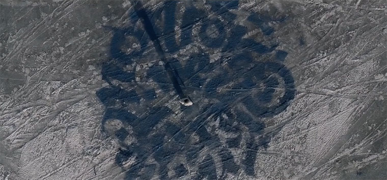 Caligraffiti auf gefrorener Ostsee