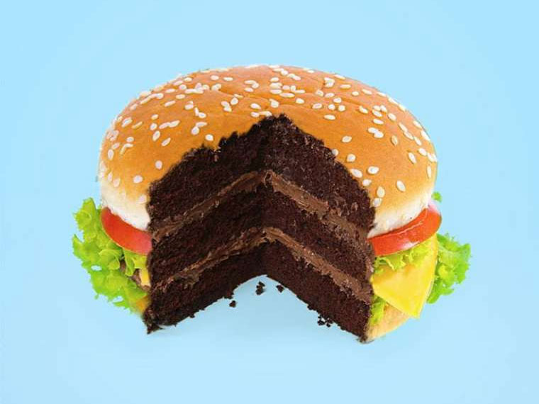 Burger-Torte, Lippenklebstift und Donot-Gewichte Paul-Fuentes_01 