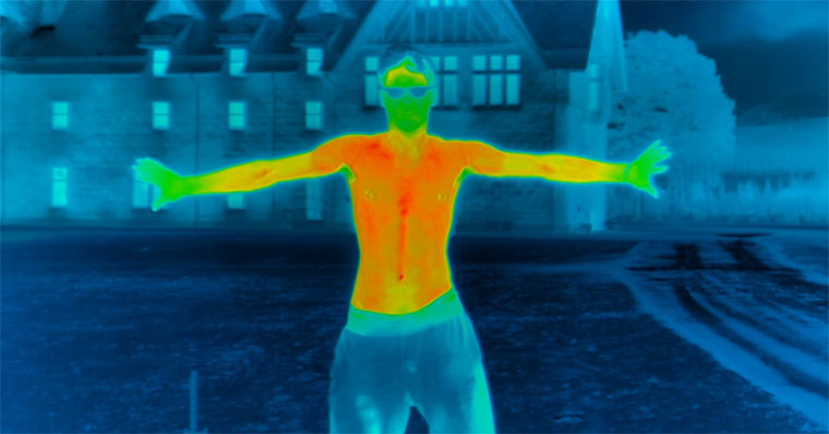 Wärmekamera demonstriert Körperabkühlung bei Gefriergraden shirtless-freezing 