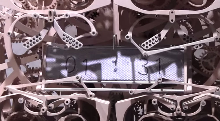 Uhr schreibt minütlich die Zeit auf