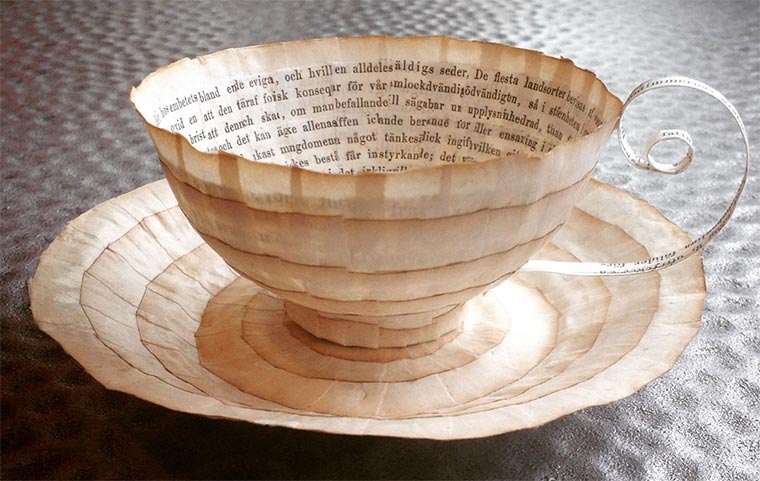 Schuhe, Tassen und mehr aus alten Buchseiten