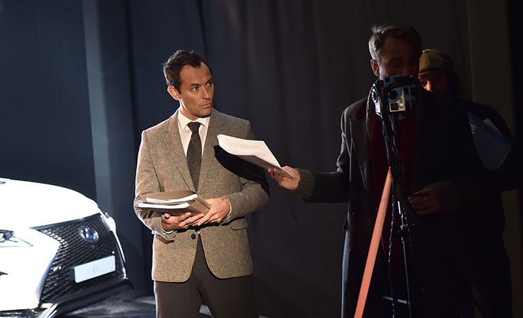 Jude Law überrascht Auto-Fans mit Starrolle in Premieren-Show