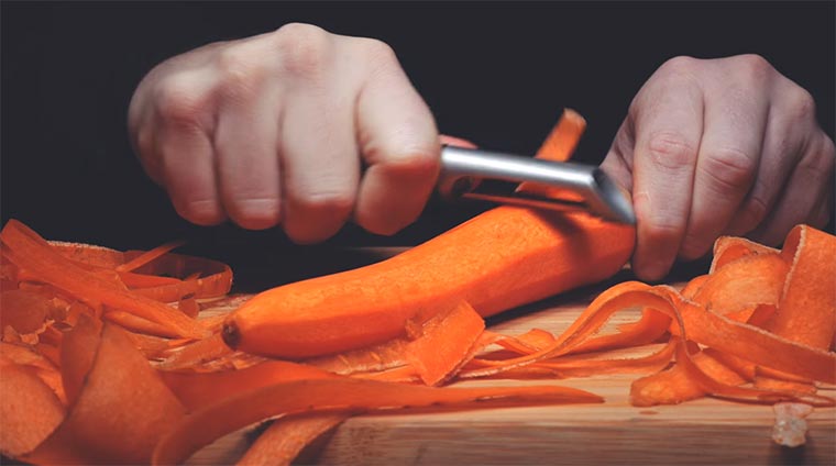 Karotte und Paprika zusammenschneiden