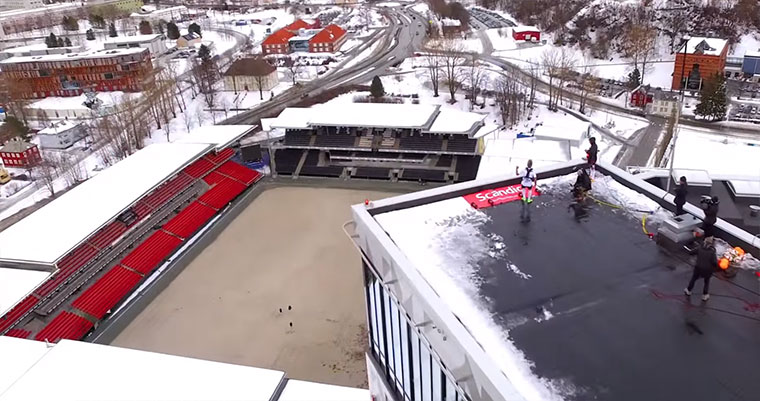 Flanke vom Hochhausdach ins Stadion epic-volley 