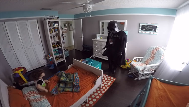 Vater weckt seinen 2-Jährigen im Darth Vader-Kostüm