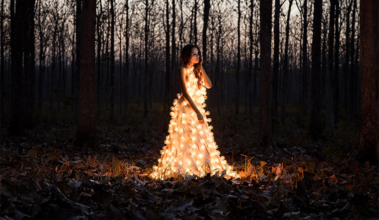 Kleid aus 300 Glühbirnen