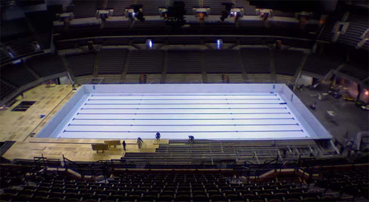 Timelapse: Aus Basketball-Court wird Schwimmbecken timelapse-pool-installation 