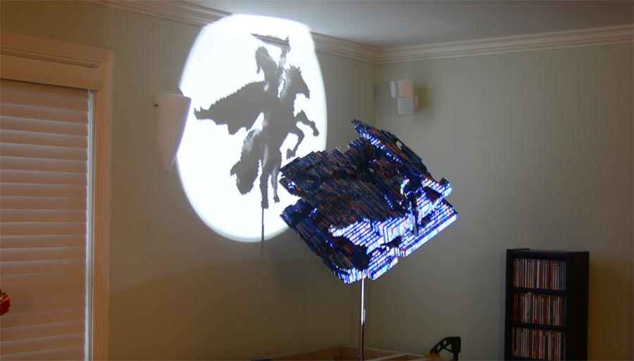 LEGO-Skulptur wirft unterschiedliche Schattenbilder