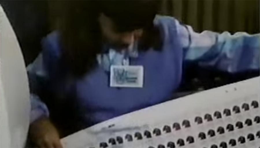 1987: Ein Mädchen besucht eine Briefmarken-Fabrik