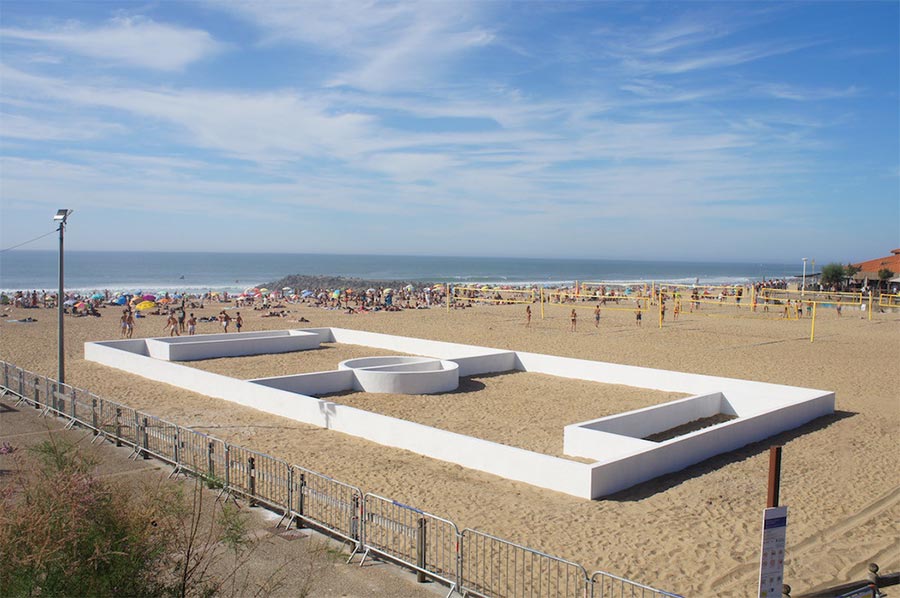 Fußballfeld-Linien als Wände soccer-place-sculpture-beach_01 