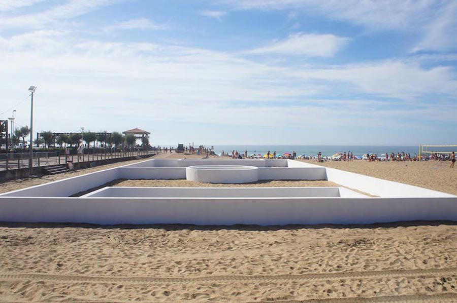 Fußballfeld-Linien als Wände soccer-place-sculpture-beach_02 