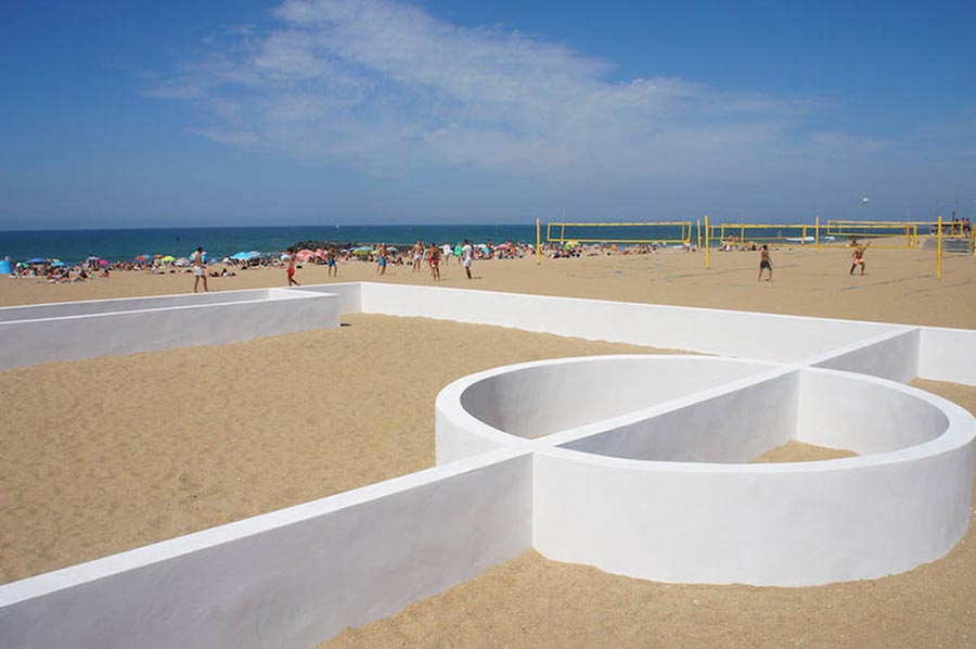 Fußballfeld-Linien als Wände soccer-place-sculpture-beach_03 