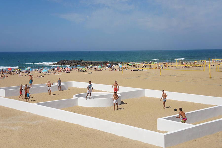 Fußballfeld-Linien als Wände soccer-place-sculpture-beach_04 