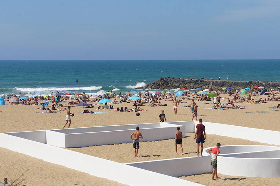 Fußballfeld-Linien als Wände soccer-place-sculpture-beach_05 