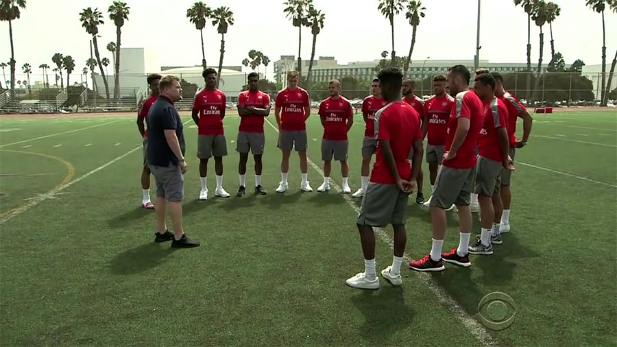 James Corden trainiert den FC Arsenal