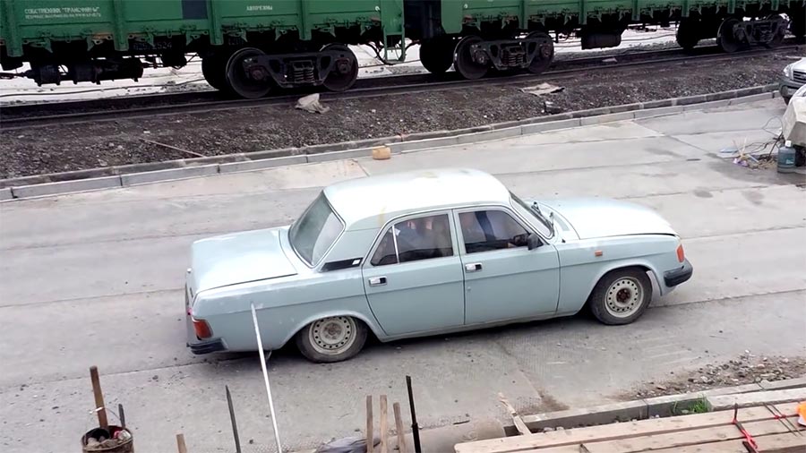 Wie viele Leute passen in einen alten Wolga? russian-clowns-car 