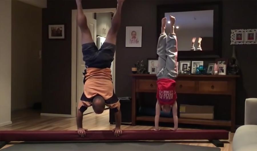 Vater versucht die Gymnastik-Übungen der Tochter nachzumachen dad-daughter-gymnastics 