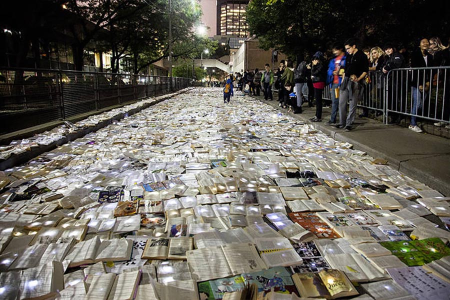 Ein Fluss aus 10.000 Büchern literature-vs-traffic_06 