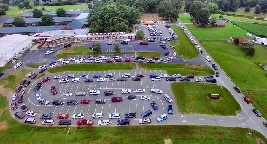Wenn zur Schule bringen zur durchchoreografierten Show wird Unionville-Elementary-Car-Rider-dropoff 