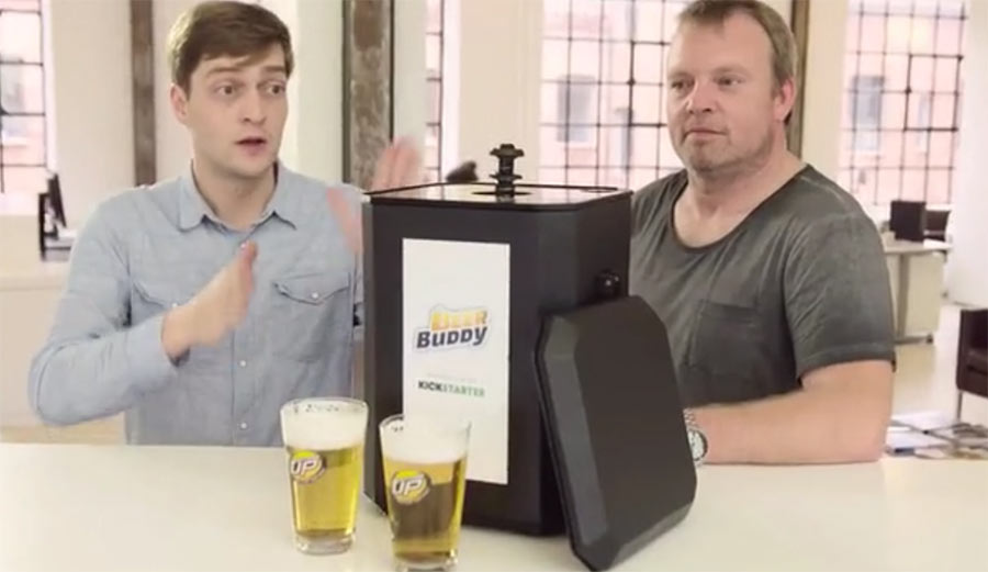 Der Beer Buddy schenkt euch Bier von unten ein beer-buddy-bottom-up_01 