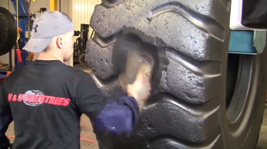 So wird ein Riesenreifen geflickt giant-tire-repaire 