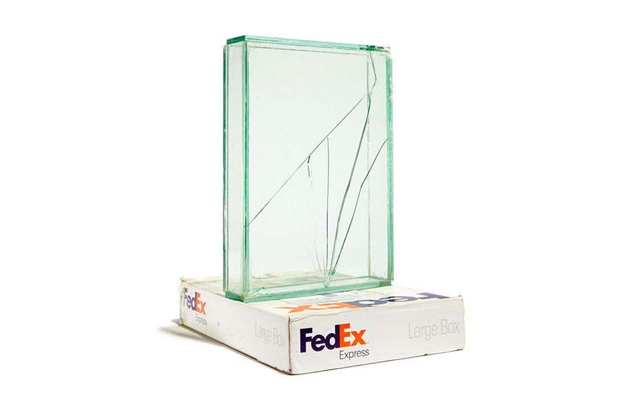 Ungeschützt verschicktes Glas wird zu gesprungener Kunst Waled-Beshty-FedEx-glass_01 
