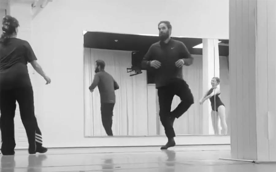 Väter versuchen, mit ihren Töchtern Ballett zu tanzen dads-doing-ballett 