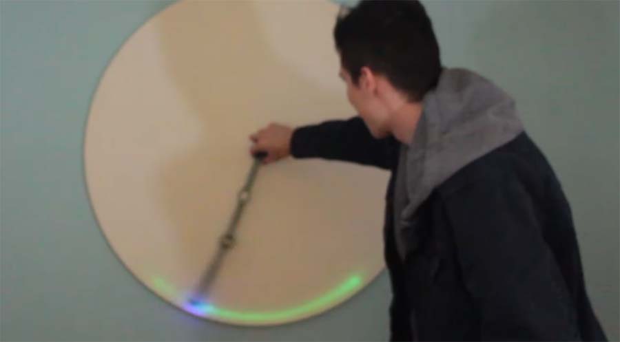 Doppelpendel-Bewegungen per UV-Licht visualisiert double-pendulum-glow-in-the-dark 