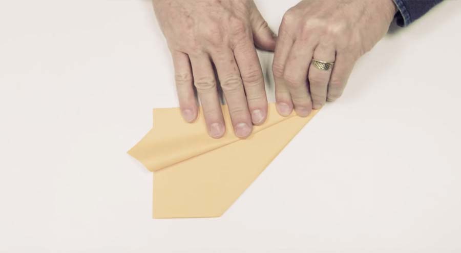 So faltest du dir den Weltrekord-Papierflieger folding-the-world-recored-paper-plane 