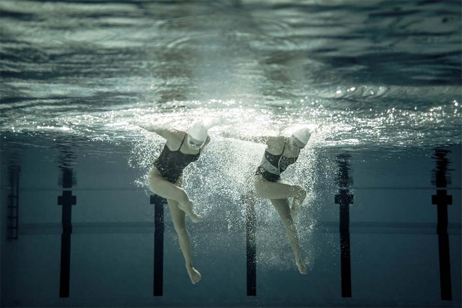 Unterwasseraufnahmen von Synchronschwimmerinnen