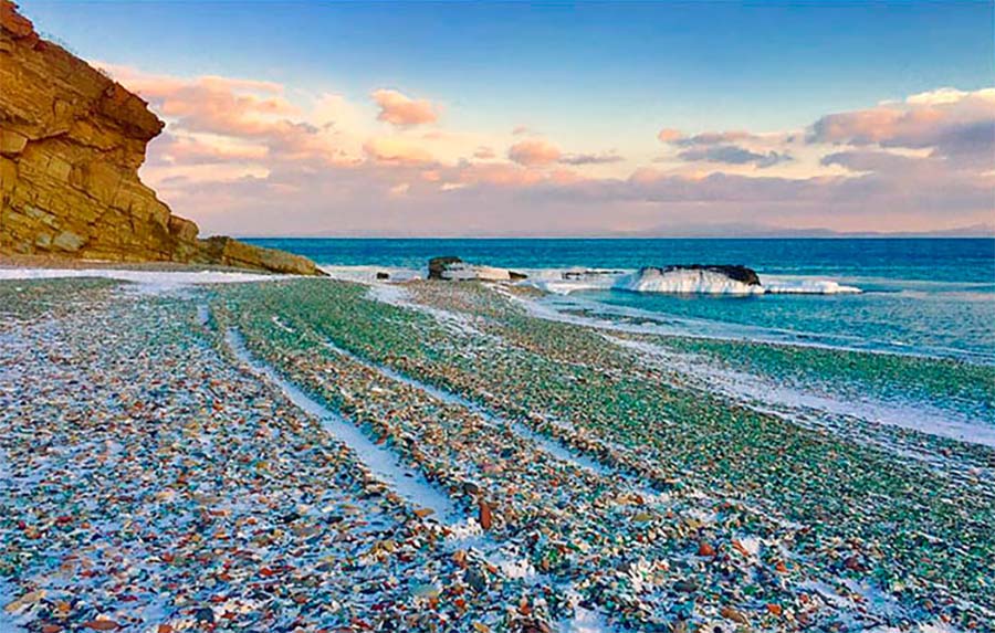 Russlands bunter Vodkaflaschen-Strand