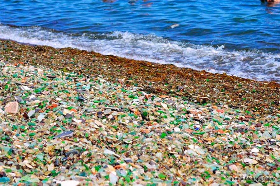 Russlands bunter Vodkaflaschen-Strand vodka-bottle-beach_04 