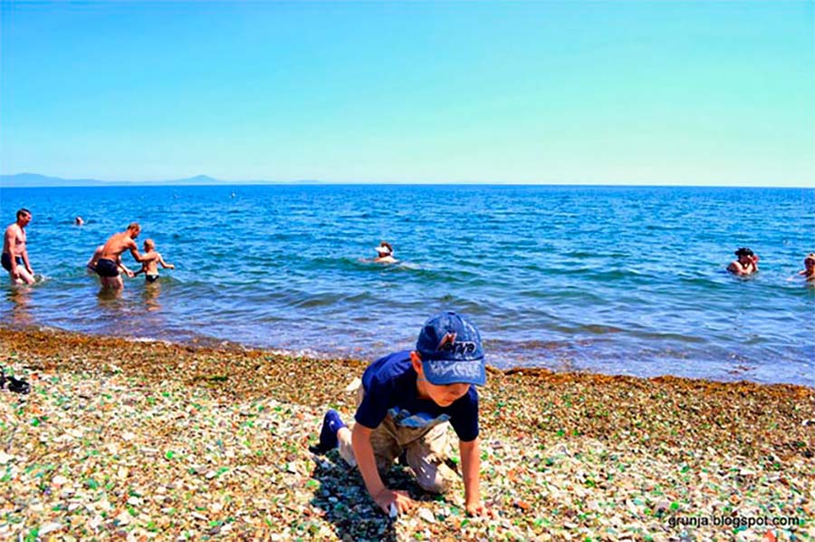 Russlands bunter Vodkaflaschen-Strand vodka-bottle-beach_06 