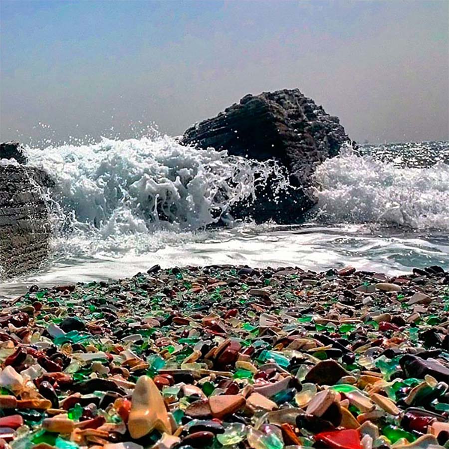 Russlands bunter Vodkaflaschen-Strand vodka-bottle-beach_07 