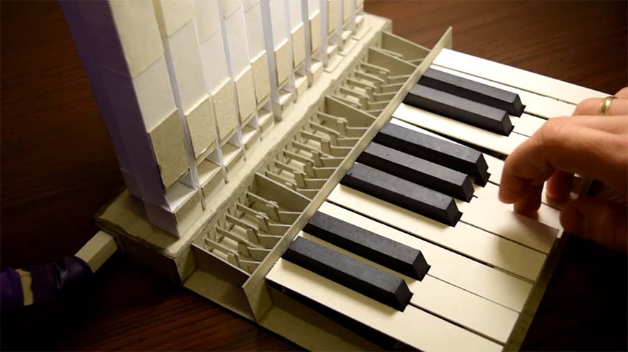 Mini-Orgel aus Papier und Luftballon