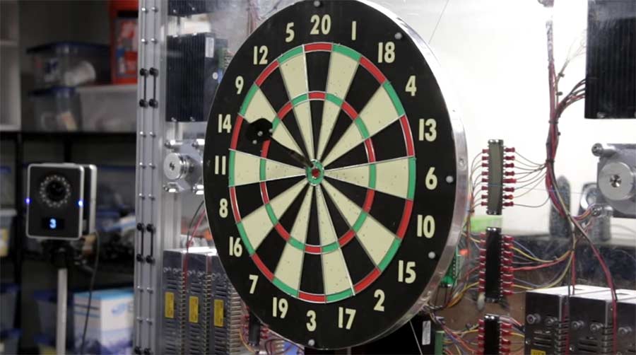 Bei dieser Darstscheibe landen alle Pfeile im Bullseye automatic-bullseye-moving-dartboard 