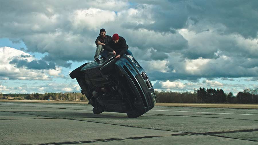 Diese Jungs machen den Reifenwechsel während der Fahrt ebay-sommerreifenwechsel-stunt_01 