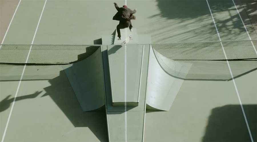 Skateboarden auf dem Tennisplatz tennis-court-skateboarding 