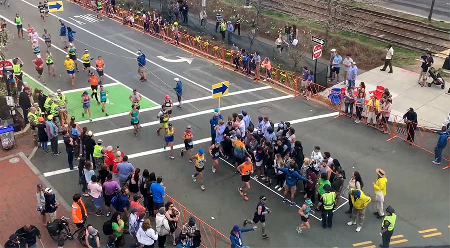 So überqueren Passanten die Marathonstrecke richtig Street-Crossing-at-the-Boston-Marathon 