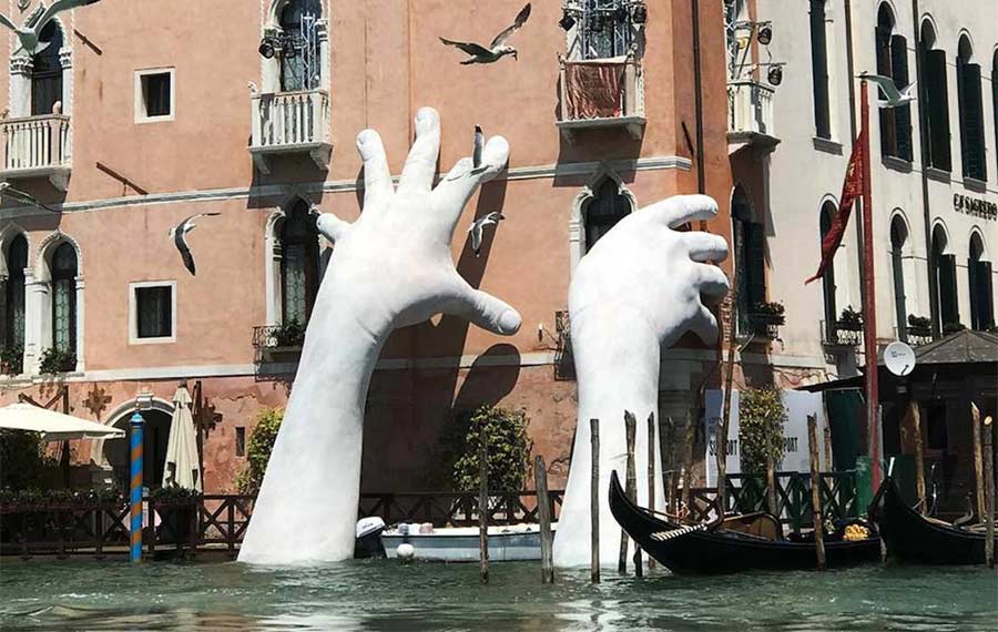 In Venedig ragen Riesenhände aus dem Kanal