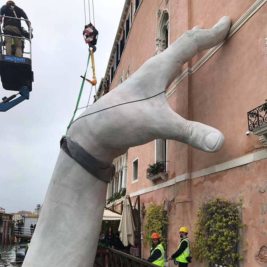 In Venedig ragen Riesenhände aus dem Kanal Support-Lorenzo-Quinn_03 