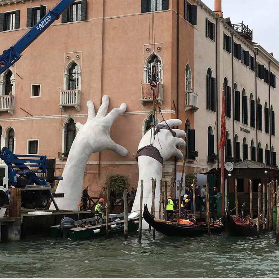 In Venedig ragen Riesenhände aus dem Kanal Support-Lorenzo-Quinn_04 