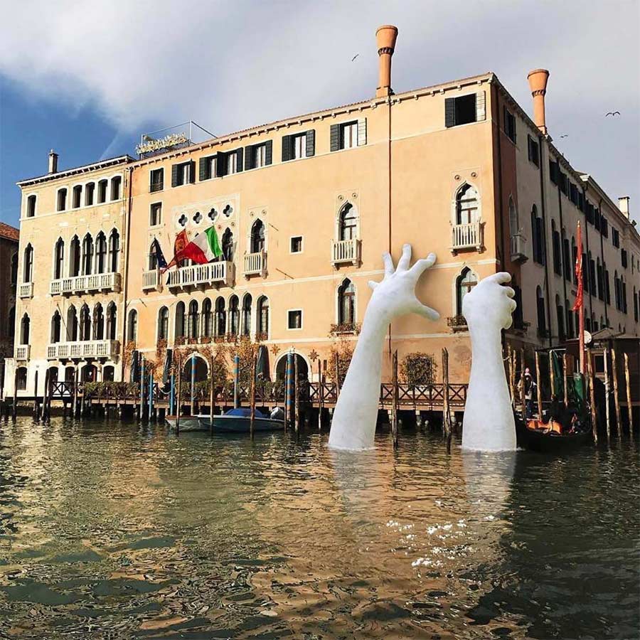 In Venedig ragen Riesenhände aus dem Kanal Support-Lorenzo-Quinn_06 