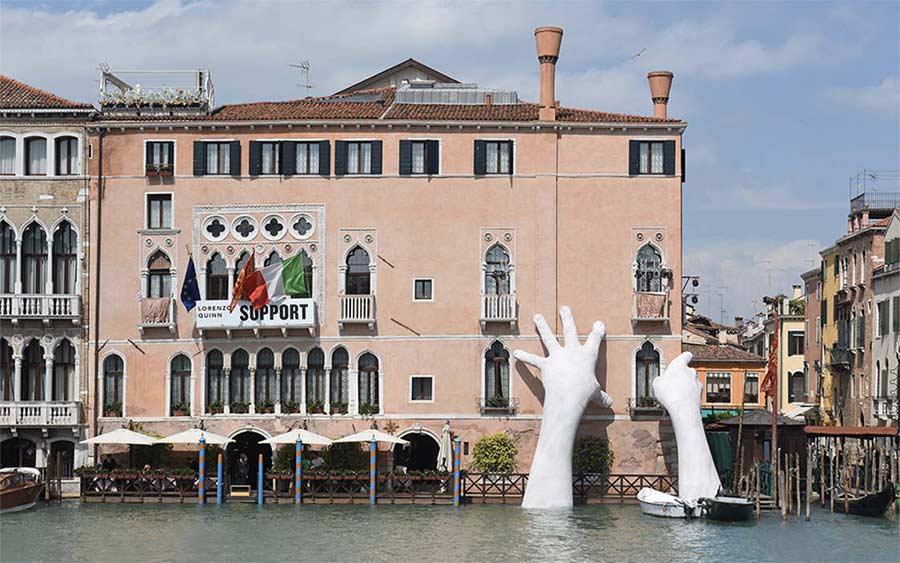 In Venedig ragen Riesenhände aus dem Kanal Support-Lorenzo-Quinn_07 