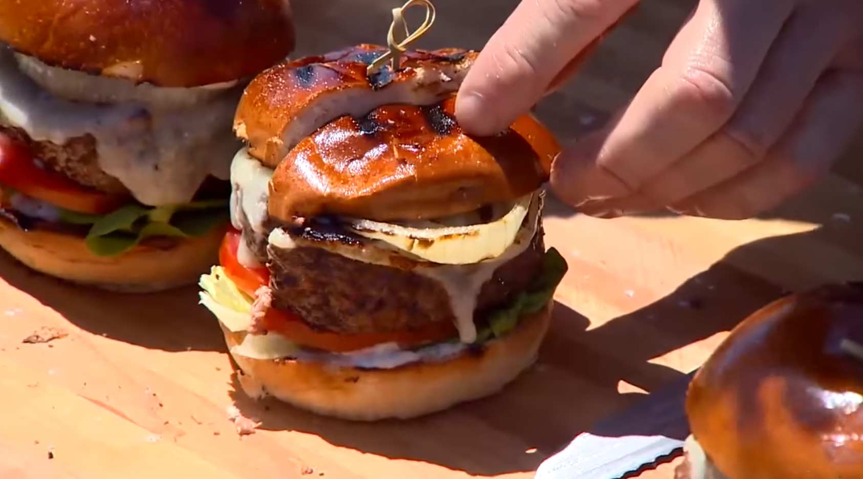 Gordon Ramsay zeigt, wie man seinen Lieblingsburger zubereitet Gordon-Ramsay-perfect-burger-tutorial-1 