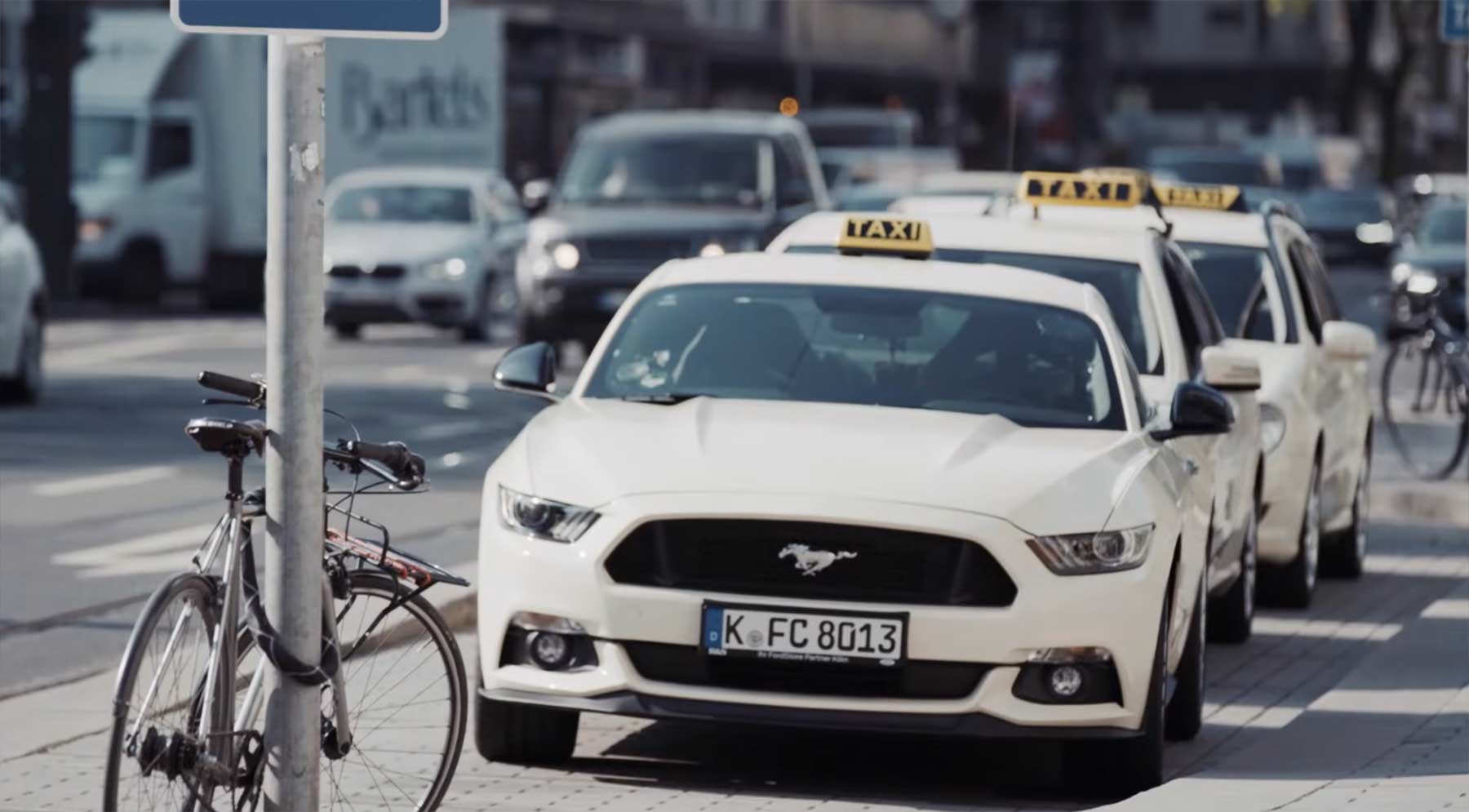 Ford Mustang Taxi überrascht Reisende mit 421 PS